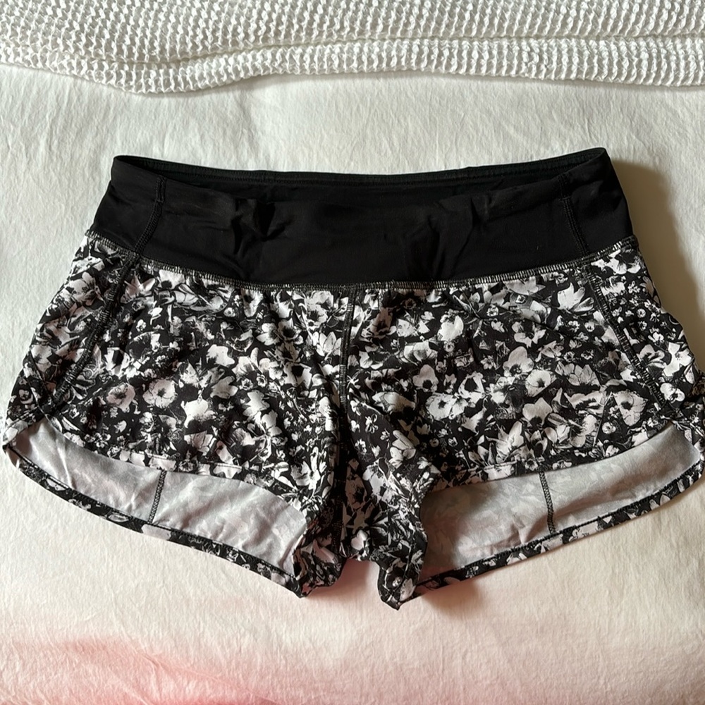 Lululemon Speed Up Lined Short 2.5”, size 6, black and white floral print